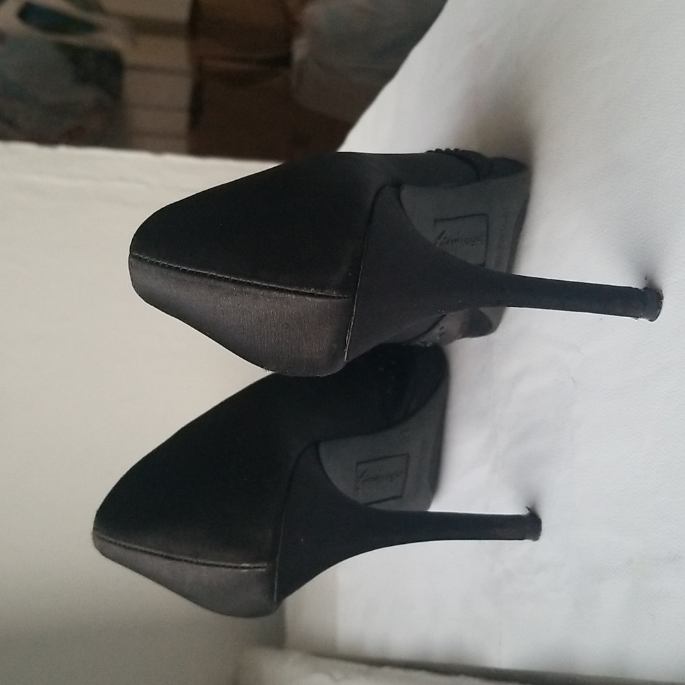 Black Pumps - Picture 4 of 4